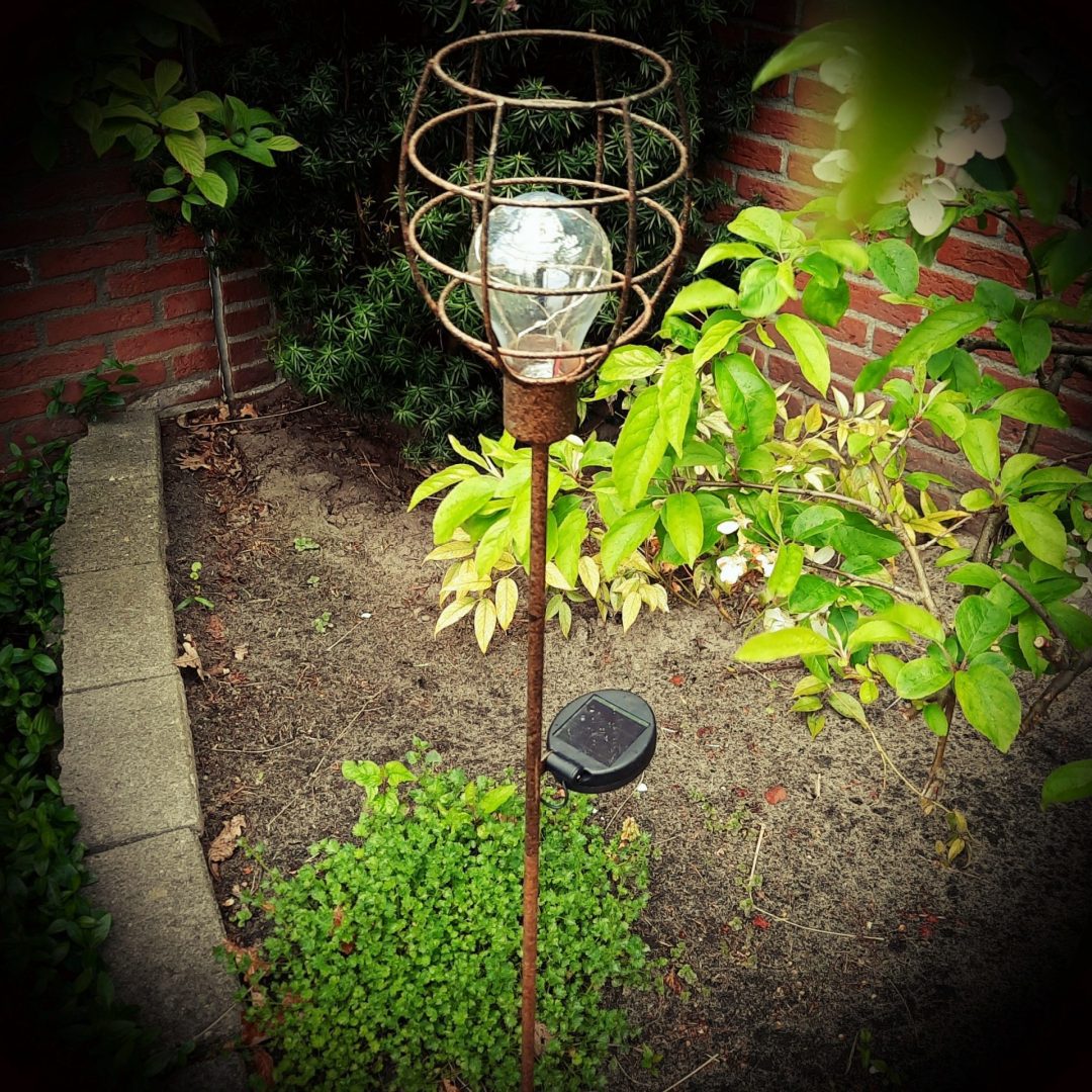 Landelijke tuinsteker met omhoog staande lantaarn. Solar. - Afbeelding 4