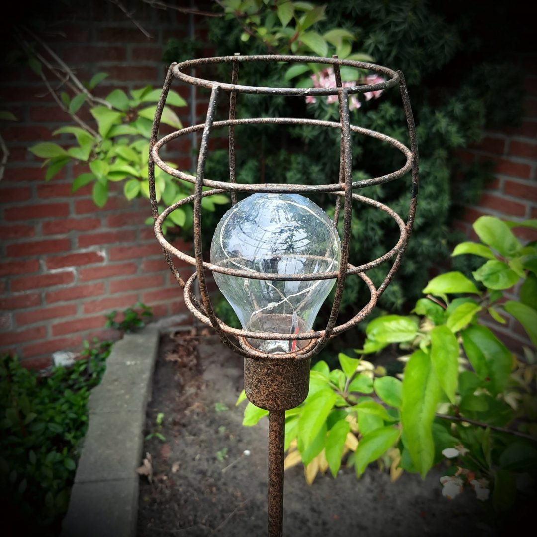 Landelijke tuinsteker met omhoog staande lantaarn. Solar. - Afbeelding 2