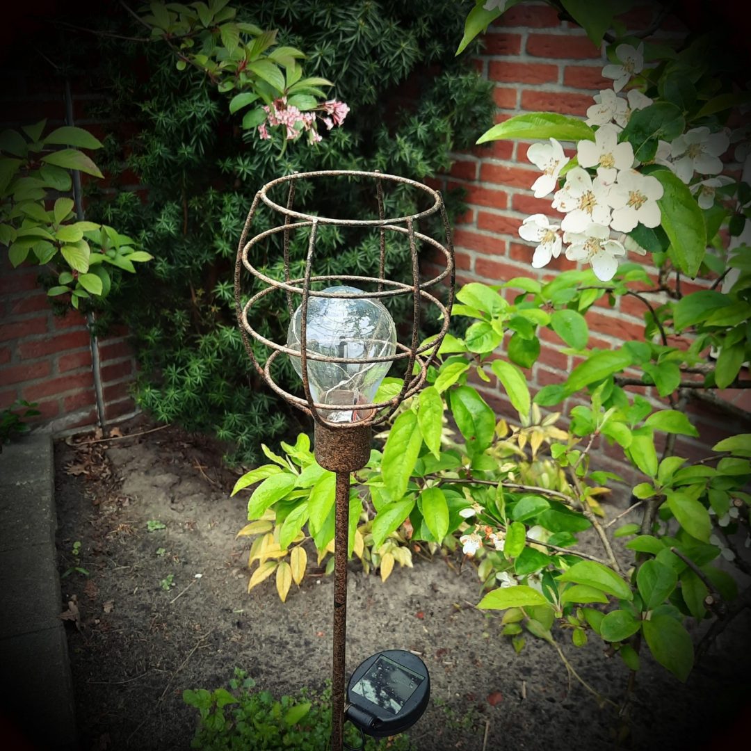 Landelijke tuinsteker met omhoog staande lantaarn. Solar. - Afbeelding 3