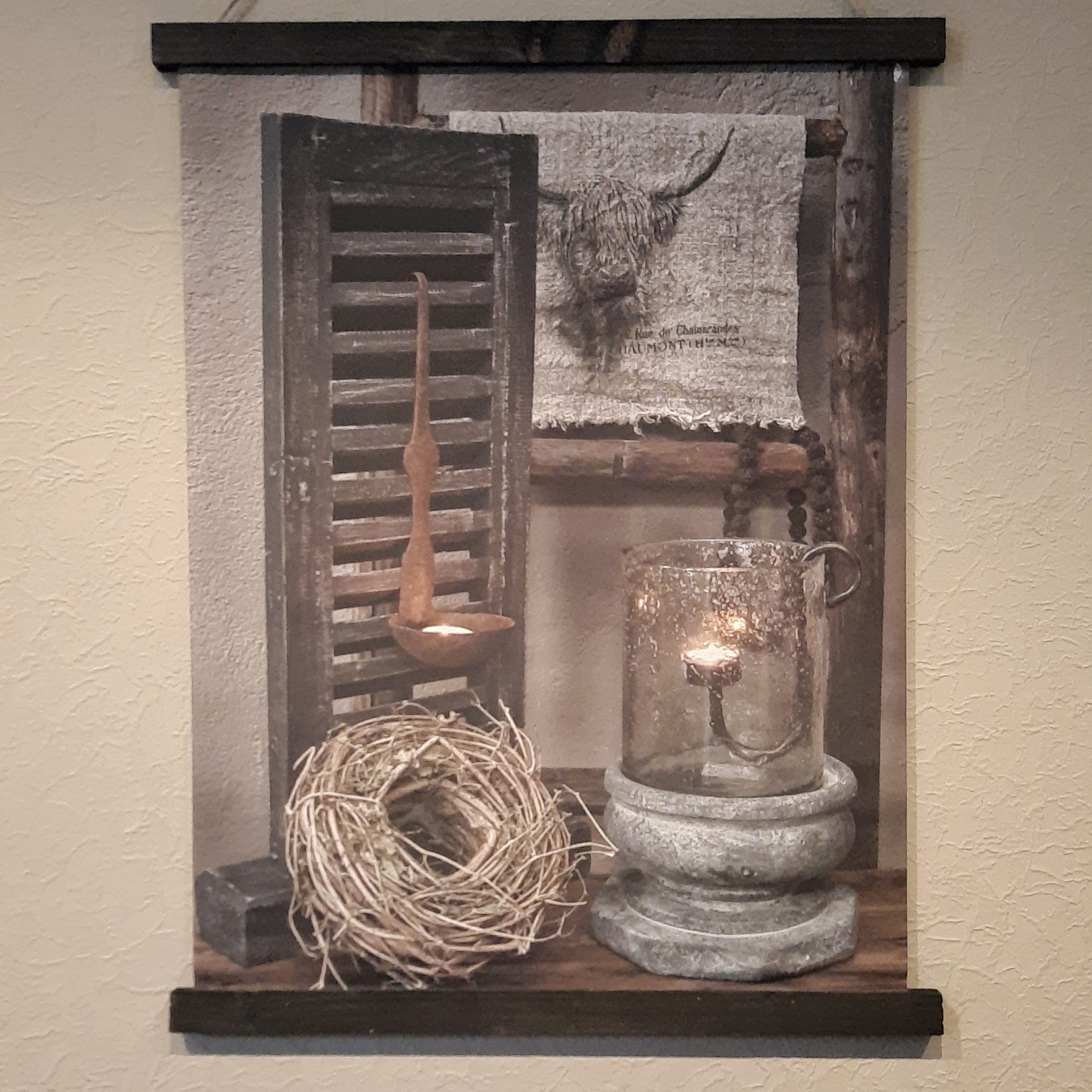 Wanddoek "Landelijk en sfeervol". Luik met krans en poer.