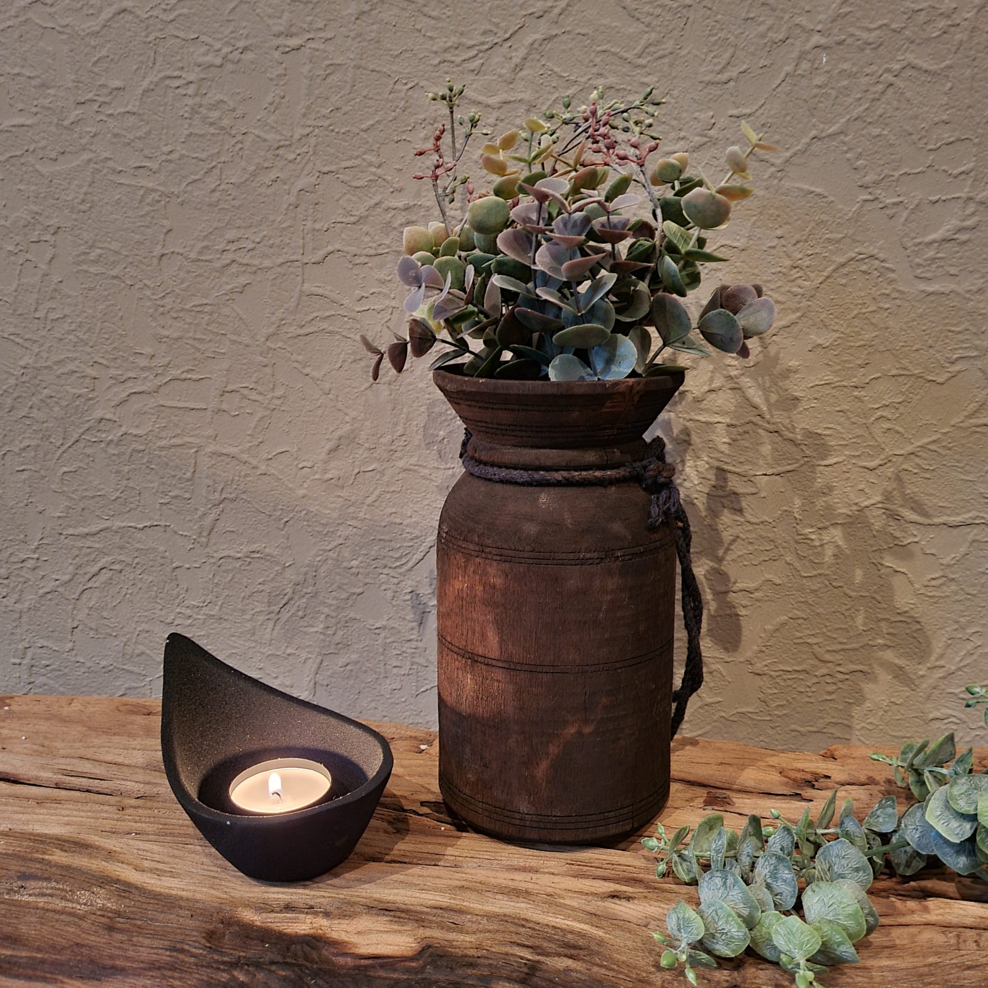 Houten kruikje met touw- M.