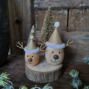 Kerst tafereeltje. Rendier op hout.