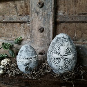 Stenen paasei met ornament. Licht grijs.