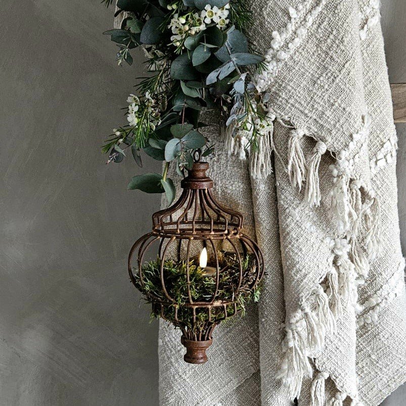 Metalen draadbol hanger. Roest.