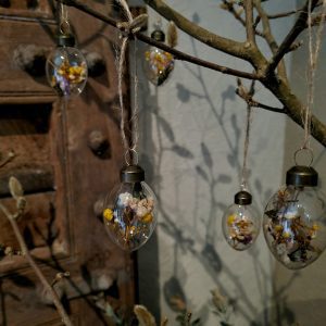 Paasei hanger van glas- Paars/ Geel/ Wit || Set van 9.