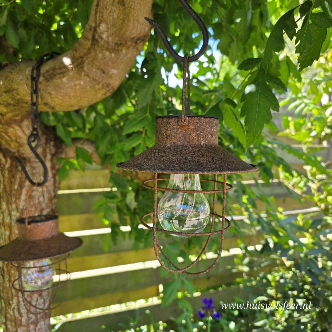 Landelijke hanglantaarn met kapje voor in de tuin. Solar. - Afbeelding 13