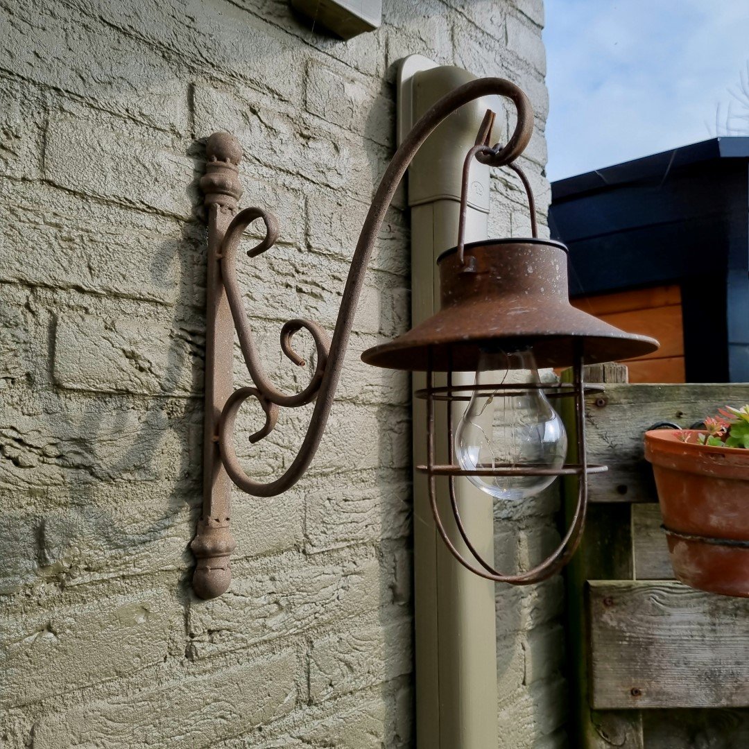 Landelijke hanglantaarn met kapje voor in de tuin. Solar. - Afbeelding 4