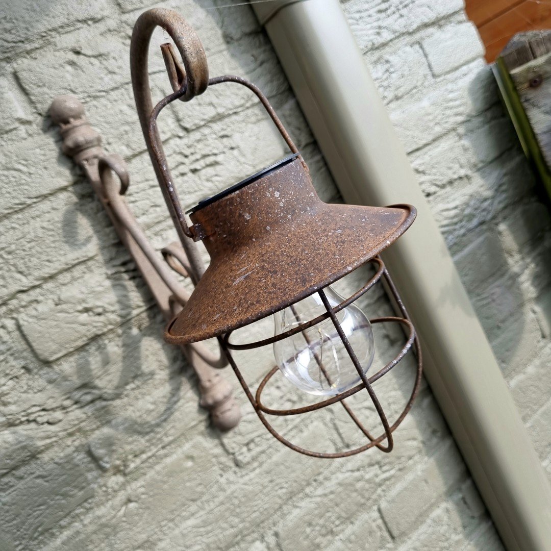 Landelijke hanglantaarn met kapje voor in de tuin. Solar. - Afbeelding 6