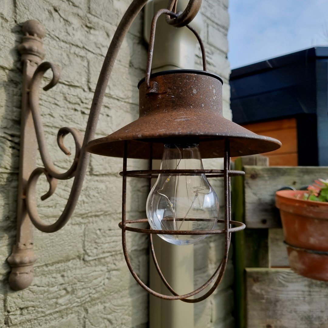 Landelijke hanglantaarn met kapje voor in de tuin. Solar. - Afbeelding 7