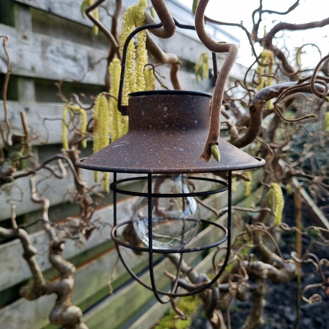 Landelijke hanglantaarn met kapje voor in de tuin. Solar. - Afbeelding 8