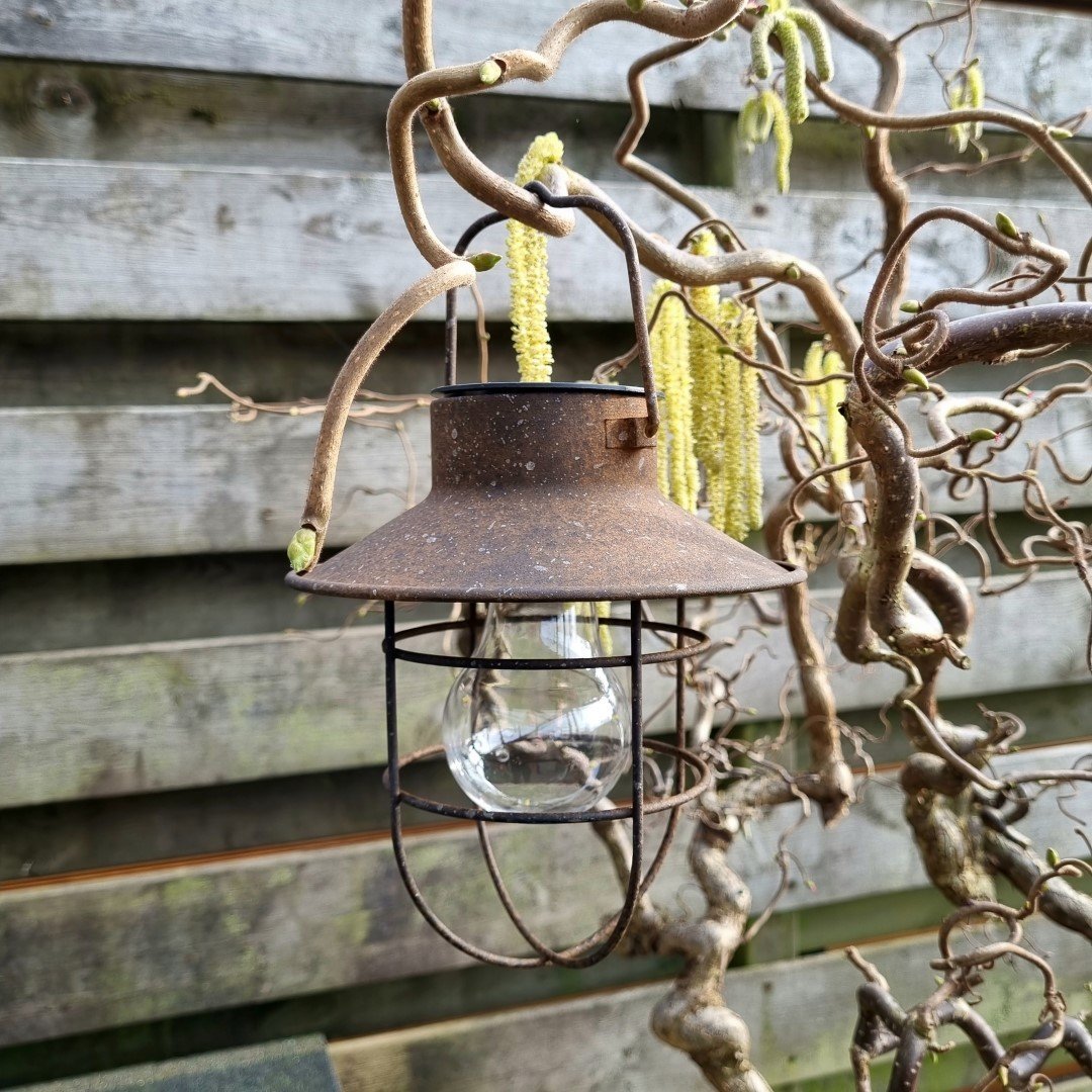Landelijke hanglantaarn met kapje voor in de tuin. Solar. - Afbeelding 9