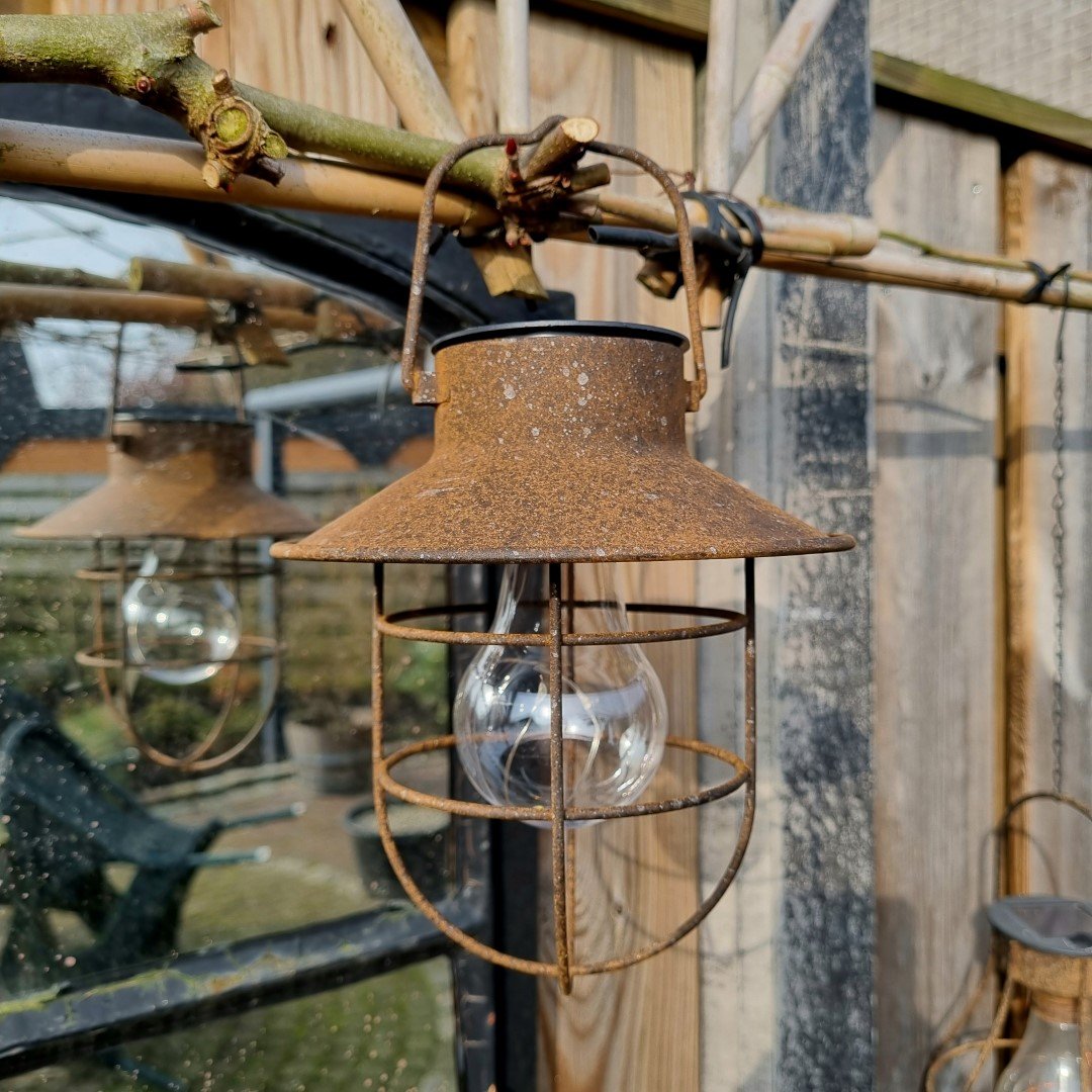 Landelijke hanglantaarn met kapje voor in de tuin. Solar.