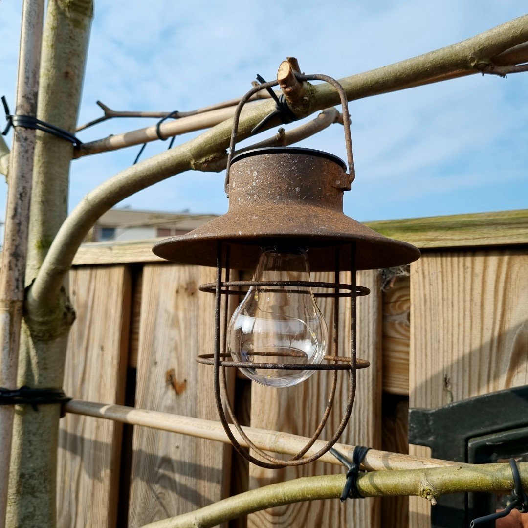 Landelijke hanglantaarn met kapje voor in de tuin. Solar. - Afbeelding 10