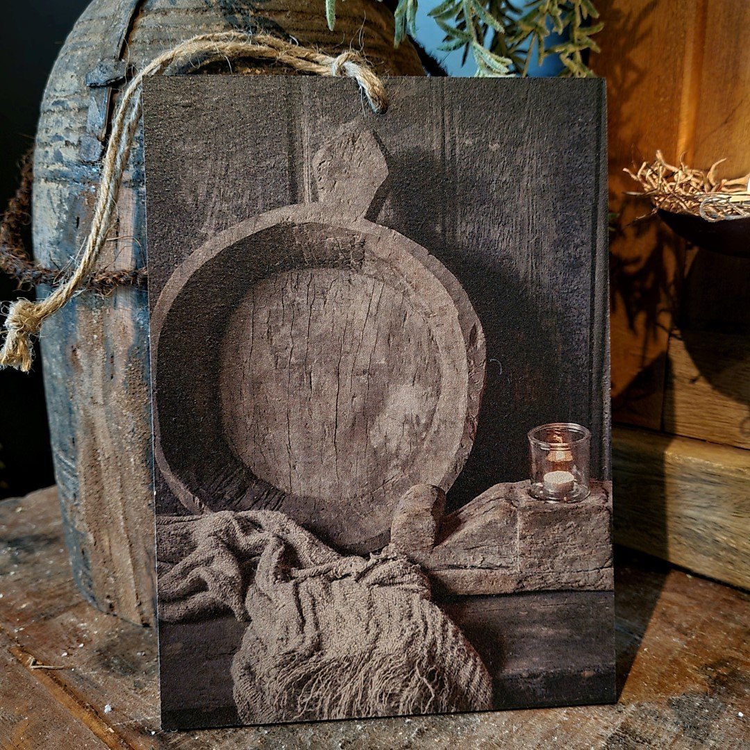 Houten bordje met touw. Sobere schaal.