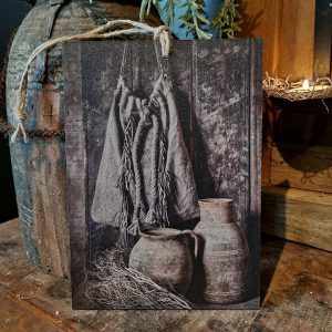 Houten bordje met touw. Sobere potten.