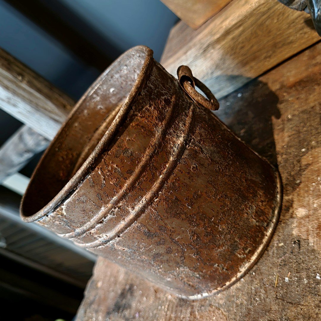 Oud metalen potje met ringen. - Afbeelding 4
