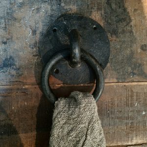 Smeedijzeren robuuste handdoekring.