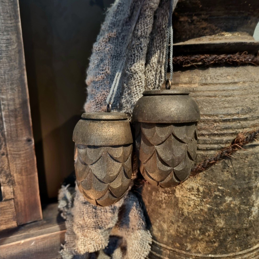 Decoratieve toefhanger || Dennenappel.