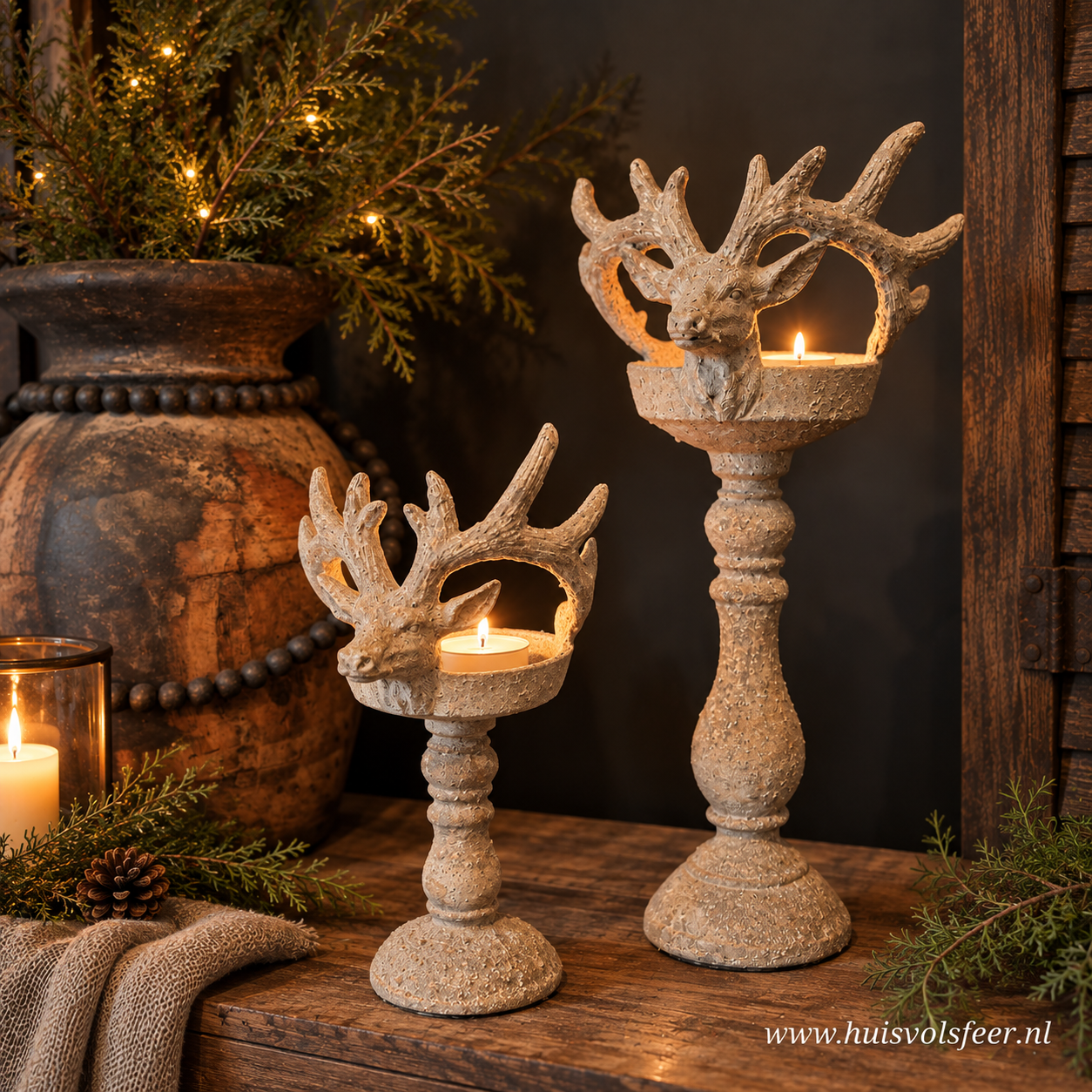 Stone Rustique- Kandelaar Hert op Voet || 31 cm.