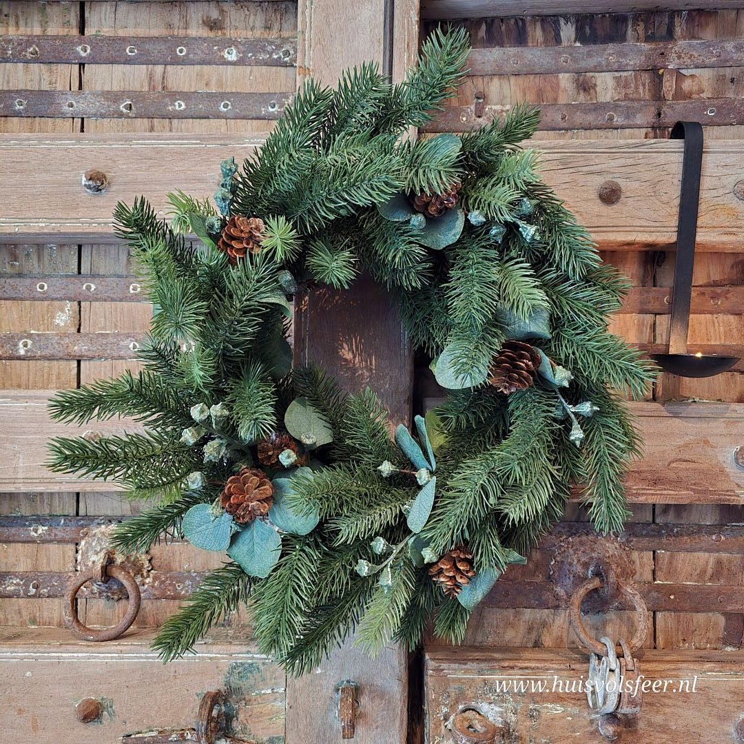 Winterse Krans met Eucalyptus & Dennenappels- Kunstgroen || 60 cm