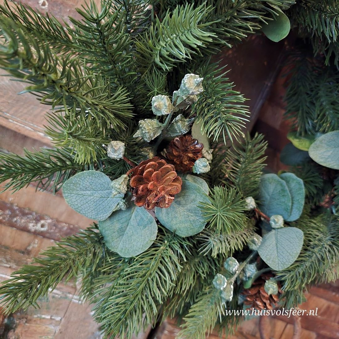 Winterse Krans met Eucalyptus & Dennenappels- Kunstgroen || 60 cm - Afbeelding 2