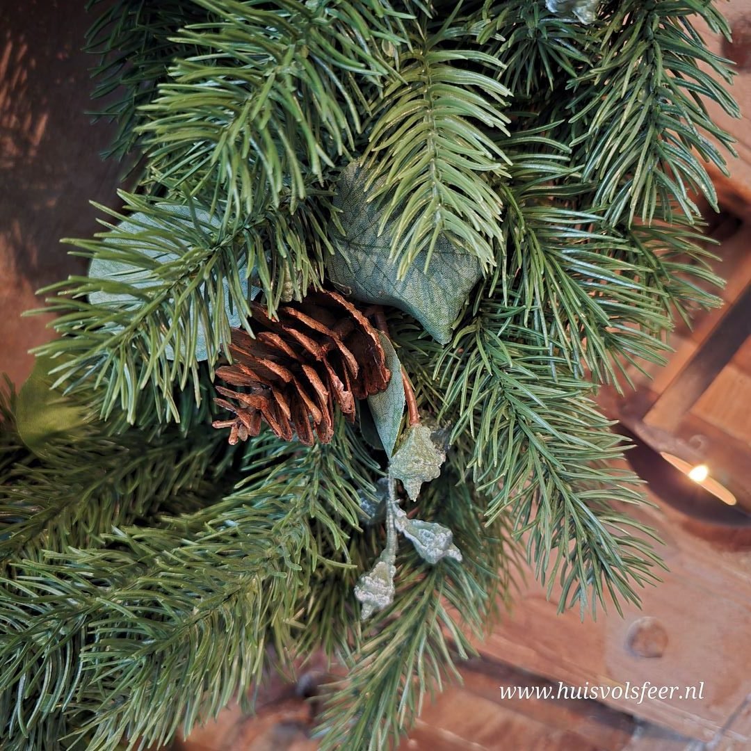 Winterse Krans met Eucalyptus & Dennenappels- Kunstgroen || 60 cm - Afbeelding 3