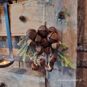 Kersthanger Pine || Roestige belletjes en kunst dennentakjes