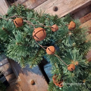 Kersttak met roestkleurige belletjes || 40 cm