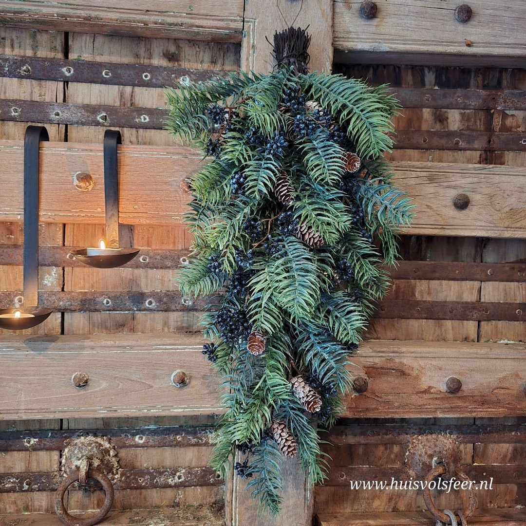 Toef van Dennengroen met Blauwe Bessen- Kunstgroen || 66 cm.