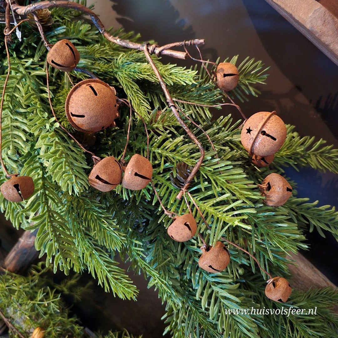Kersttak met roestkleurige belletjes || 60 cm