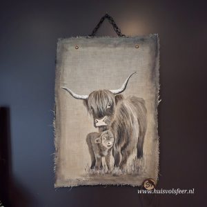 Handgeschilderd wanddoek- Hooglander met kalf.