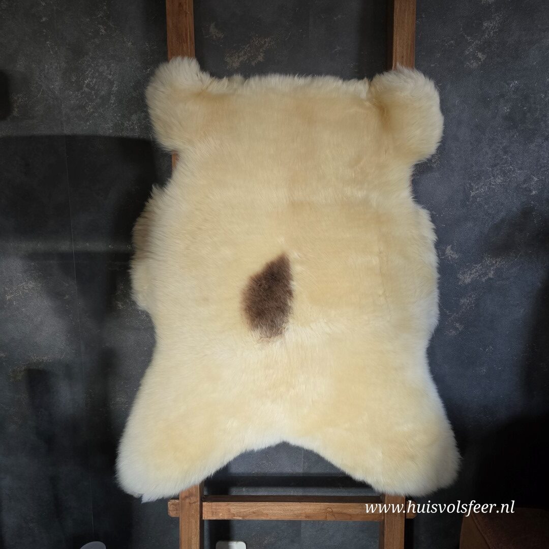 Schapenvacht – Natural Mix || Crème met Bruine Vlek - Afbeelding 4