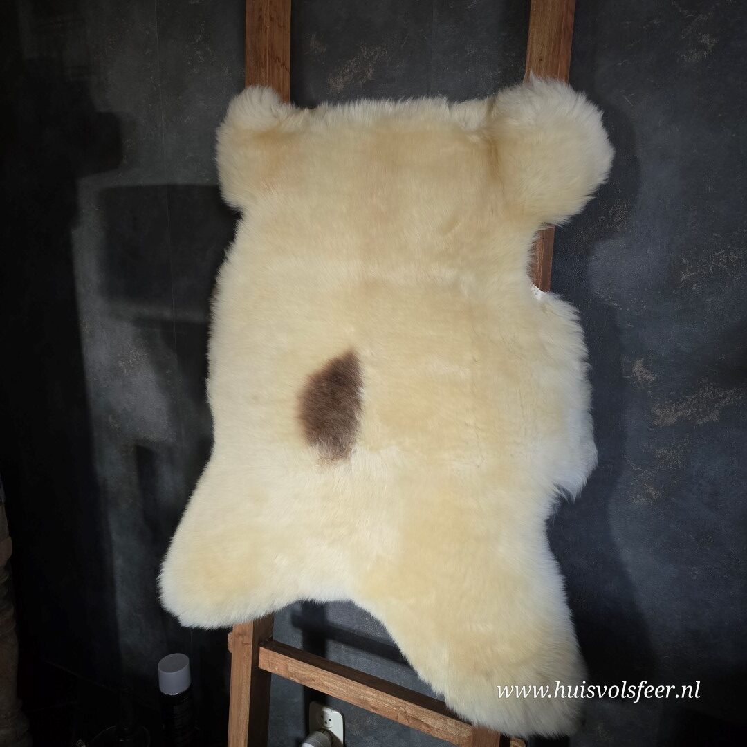 Schapenvacht – Natural Mix || Crème met Bruine Vlek - Afbeelding 5