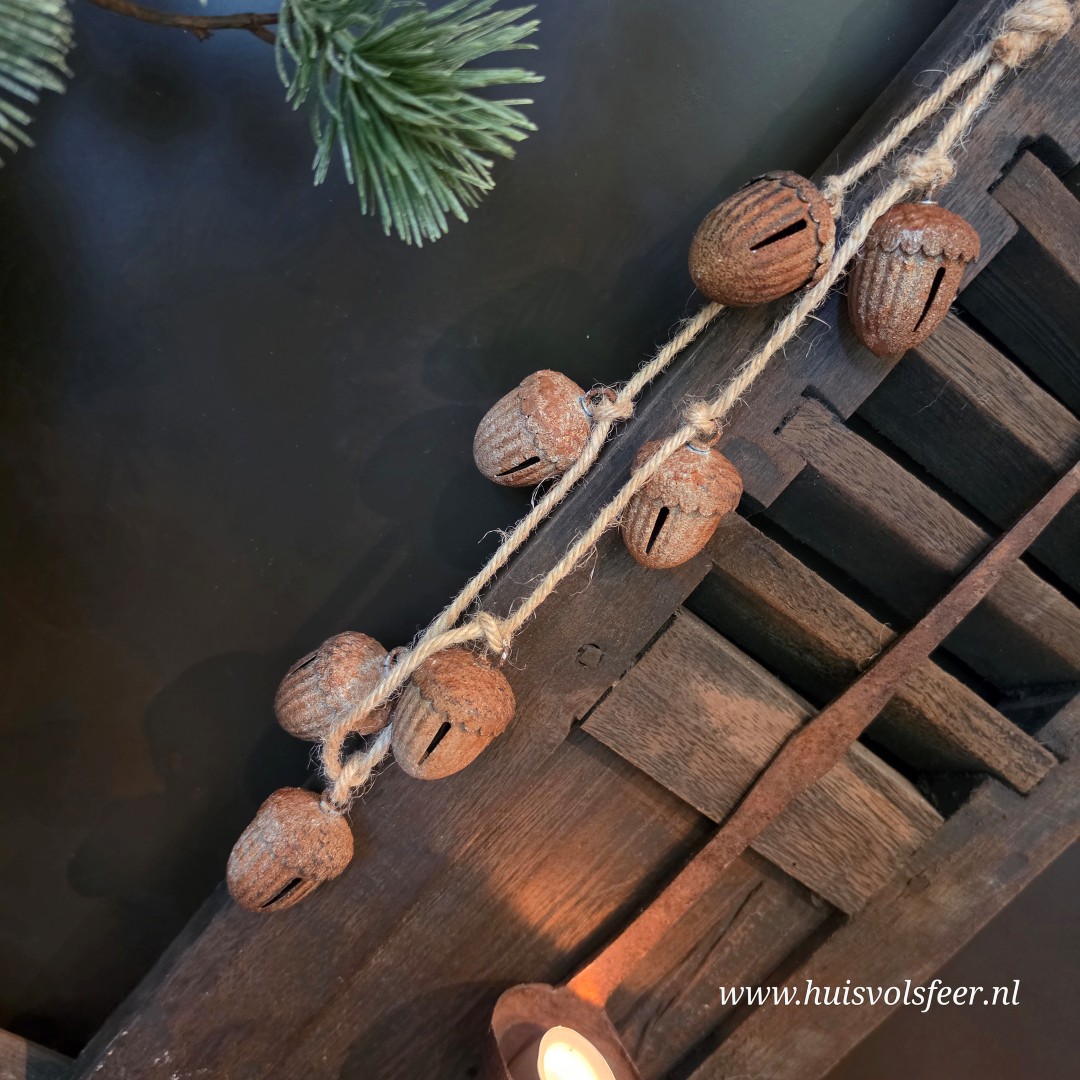 Hanger met Eikeltjes