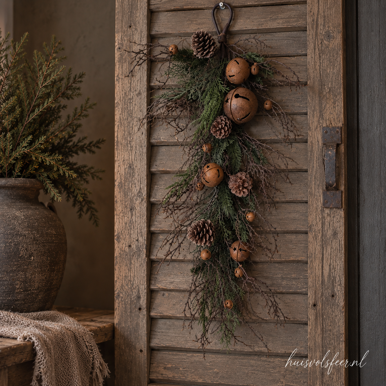 Landelijke Kersttoef met Bellen & Dennenappels || 70 cm