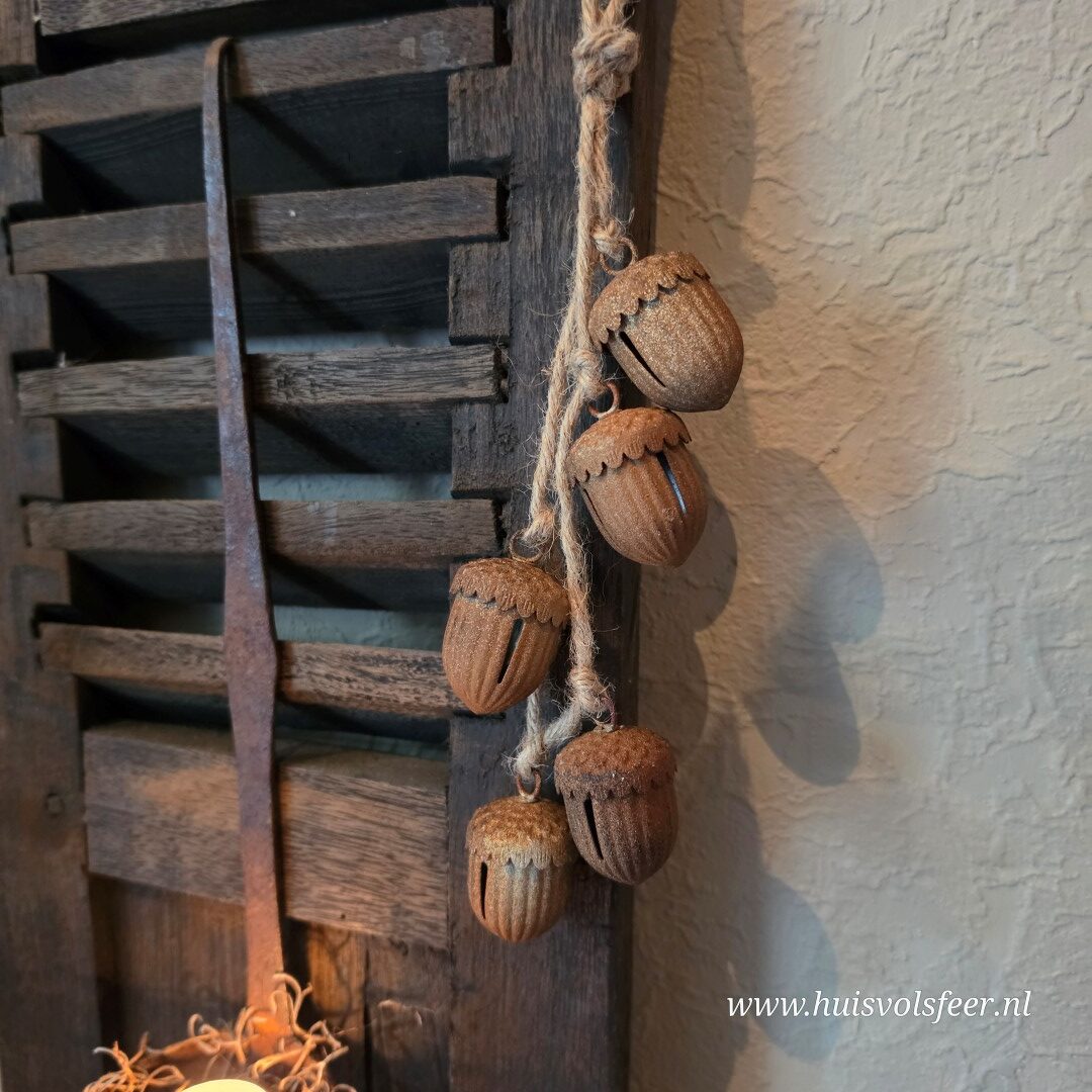Hanger met Eikeltjes